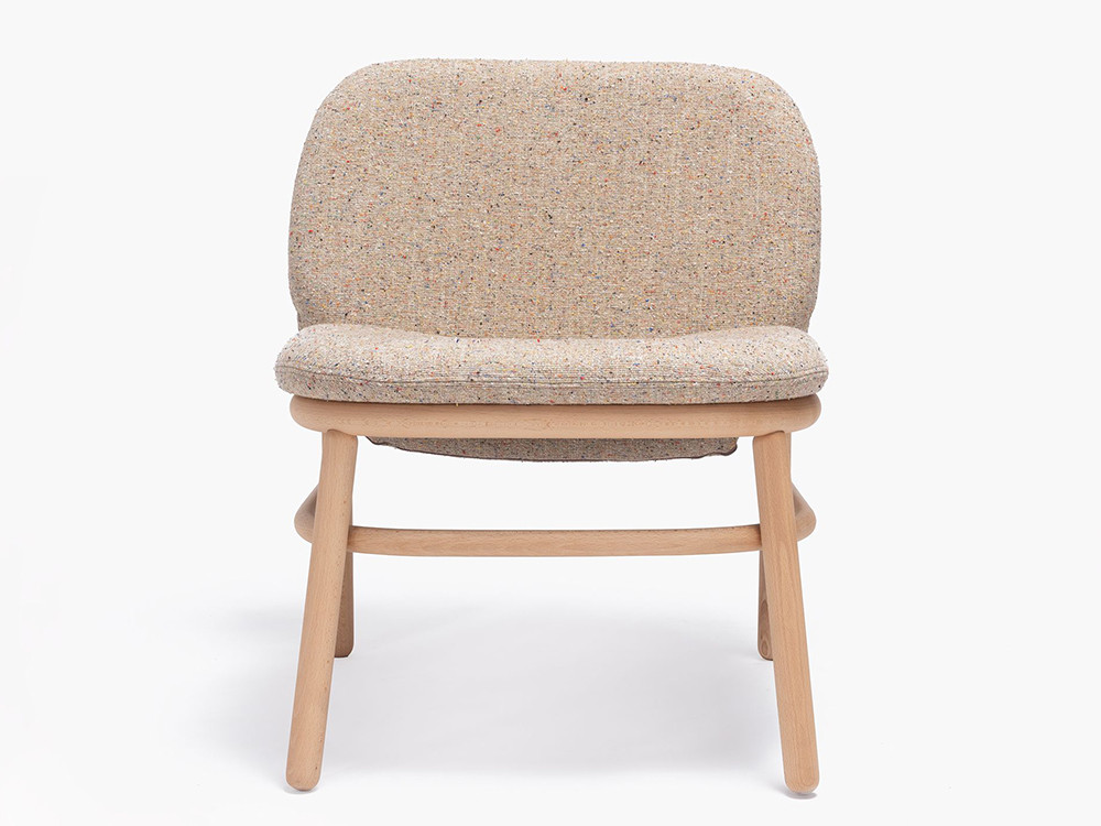 Muebles Ondarreta: butaca de diseño Lana con respaldo bajo, icono del diseño en madera natural