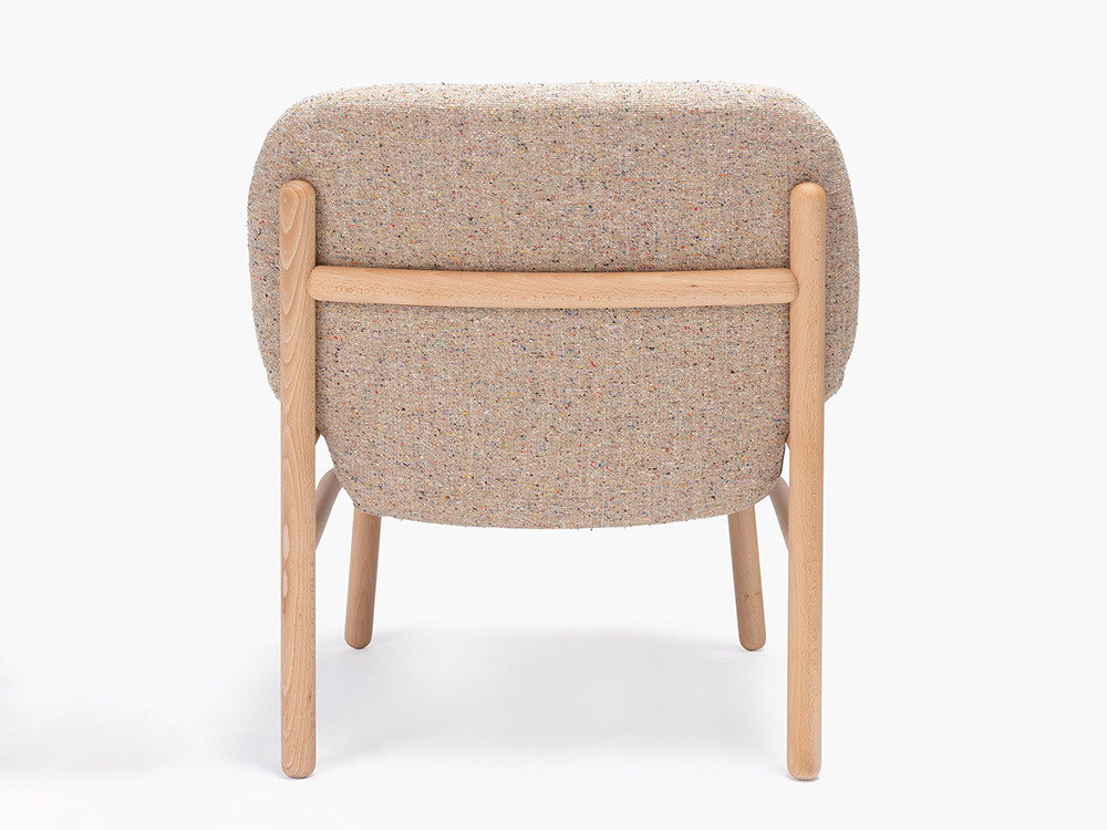 Butacas para sala modernas: modelo Lana de Ondarreta con base de madera y asiento tapizado