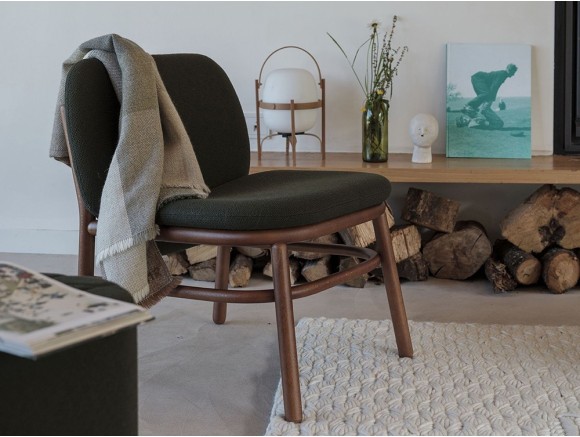 Butaca Lana Ondarreta: diseño personalizado con respaldo bajo y estructura de madera de haya para tu salón