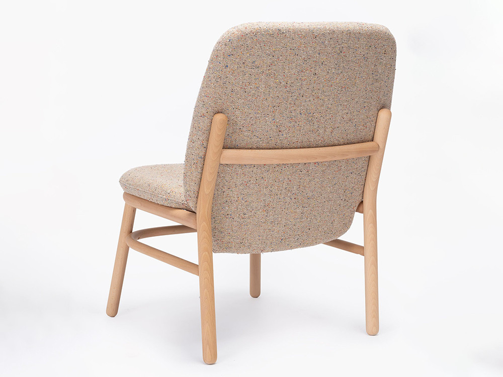 Butacas salón modernas: el modelo Lana de Ondarreta destaca por su respaldo alto y base de madera