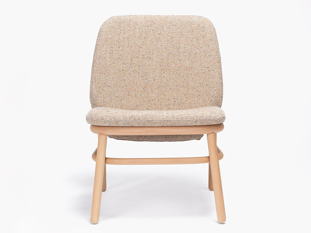 Butaca para dormitorio de diseño: modelo Lana de Ondarreta con respaldo alto y patas de haya