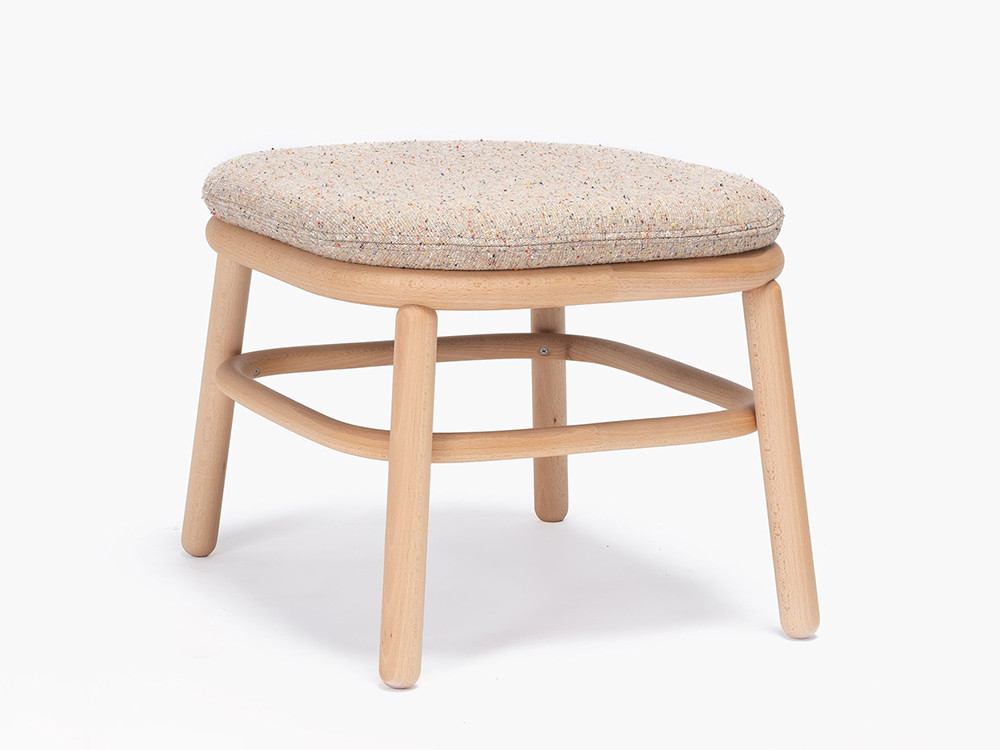 Muebles Ondarreta: modelo otomán Lana tapizado en tejidos seleccionados para un salón de diseño