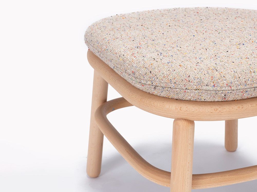 Mobel 6000: otomán Lana Ondarreta, mobiliario exclusivo con acabado personalizado en haya