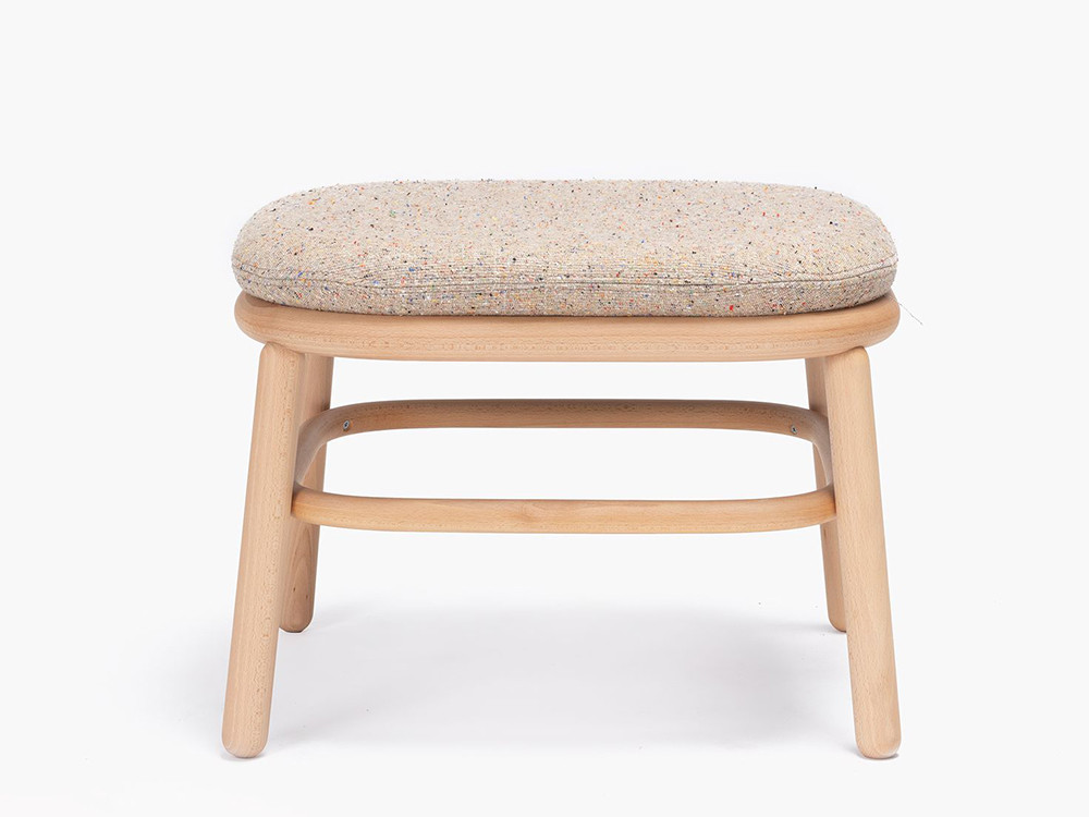 Detalle de la estructura de madera de haya del otomán Lana personalizado de Ondarreta