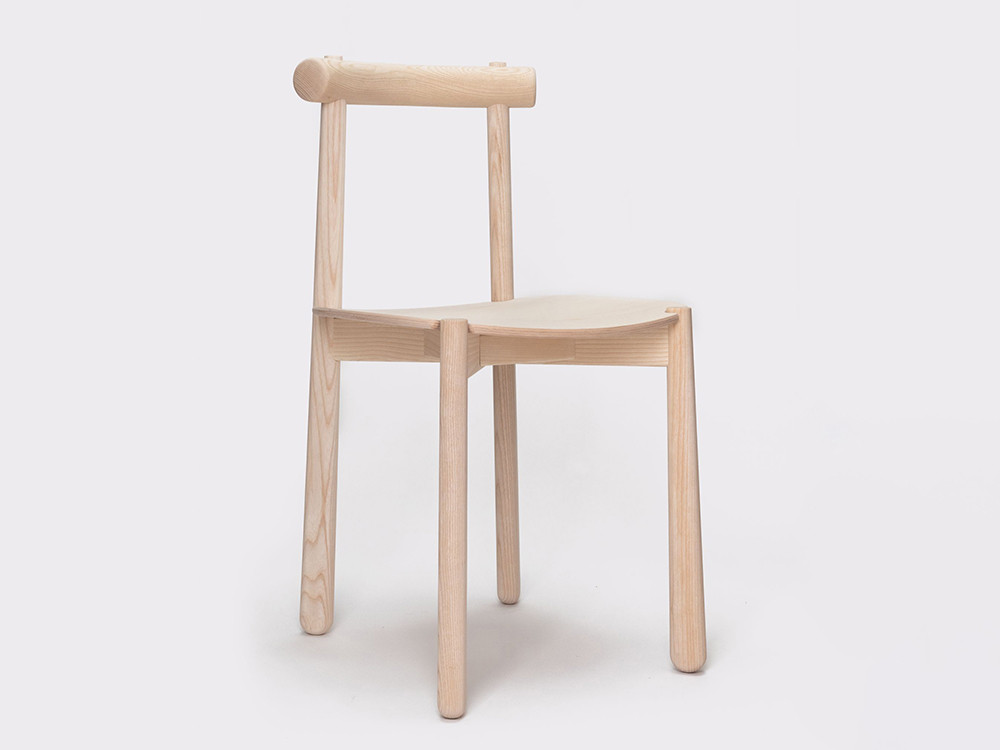 Silla de comedor de madera: modelo Mibu de Ondarreta con inspiración oriental y fresno teñido