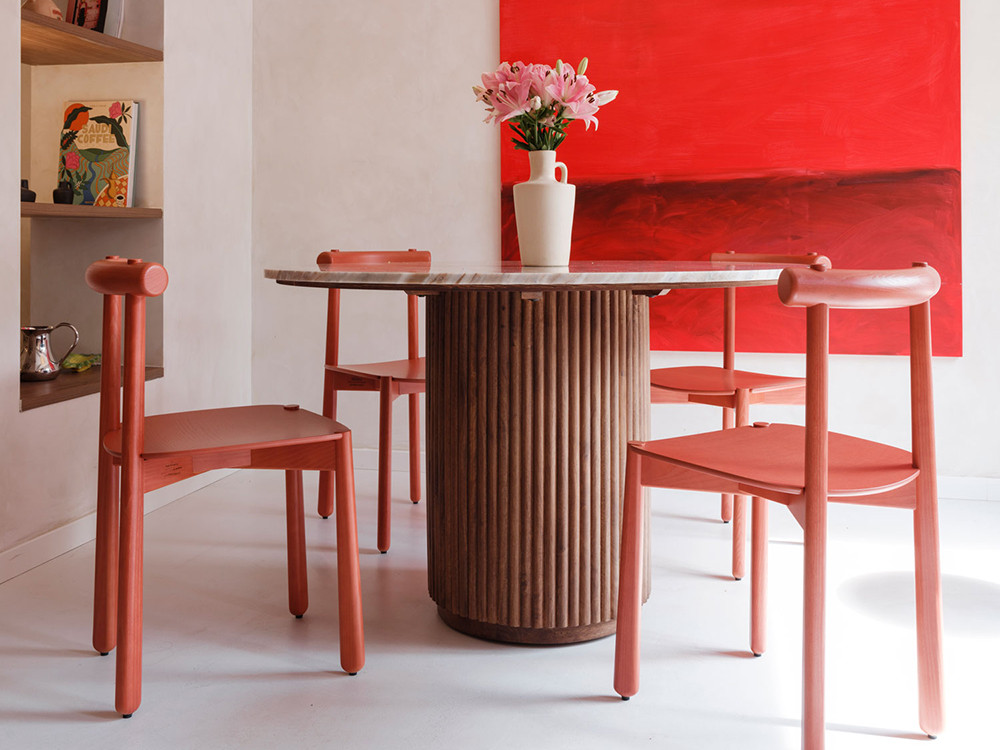 Estructura ligera y ergonómica de la silla Mibu de Ondarreta en madera maciza de fresno