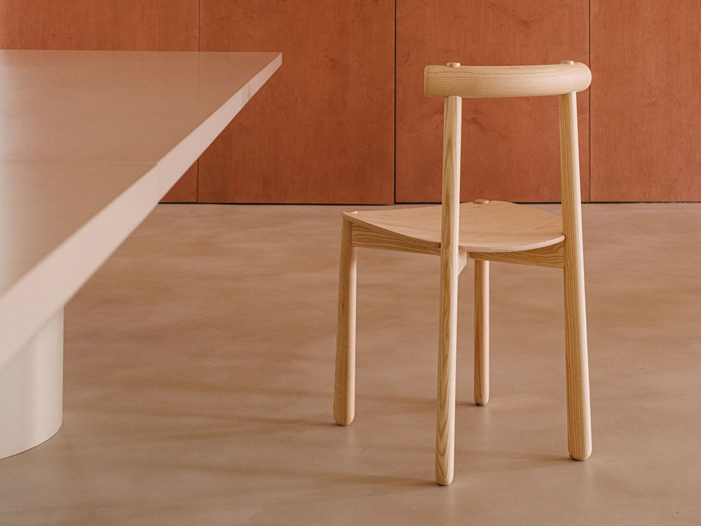Silla Mibu de Ondarreta: diseño personalizado en madera maciza de fresno para comedores modernos