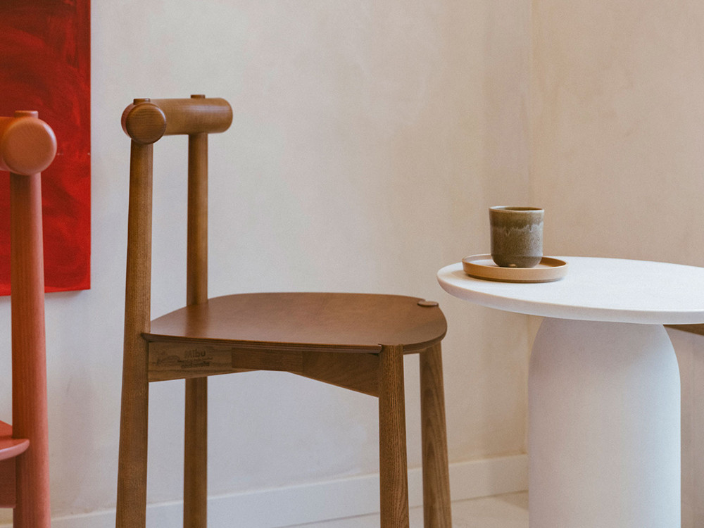 Detalle del diseño de inspiración oriental de la silla Mibu de Ondarreta en fresno macizo