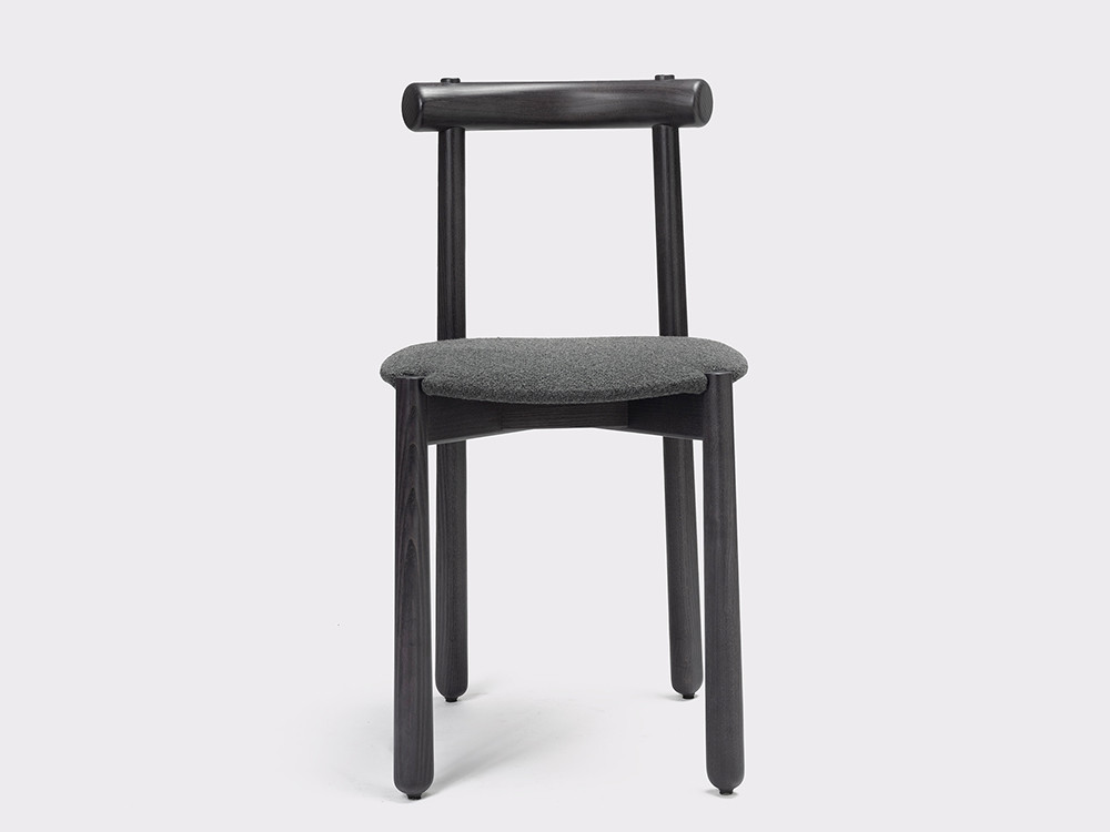 Silla Mibu personalizada: estructura de madera maciza y confort textil exclusivo de Ondarreta