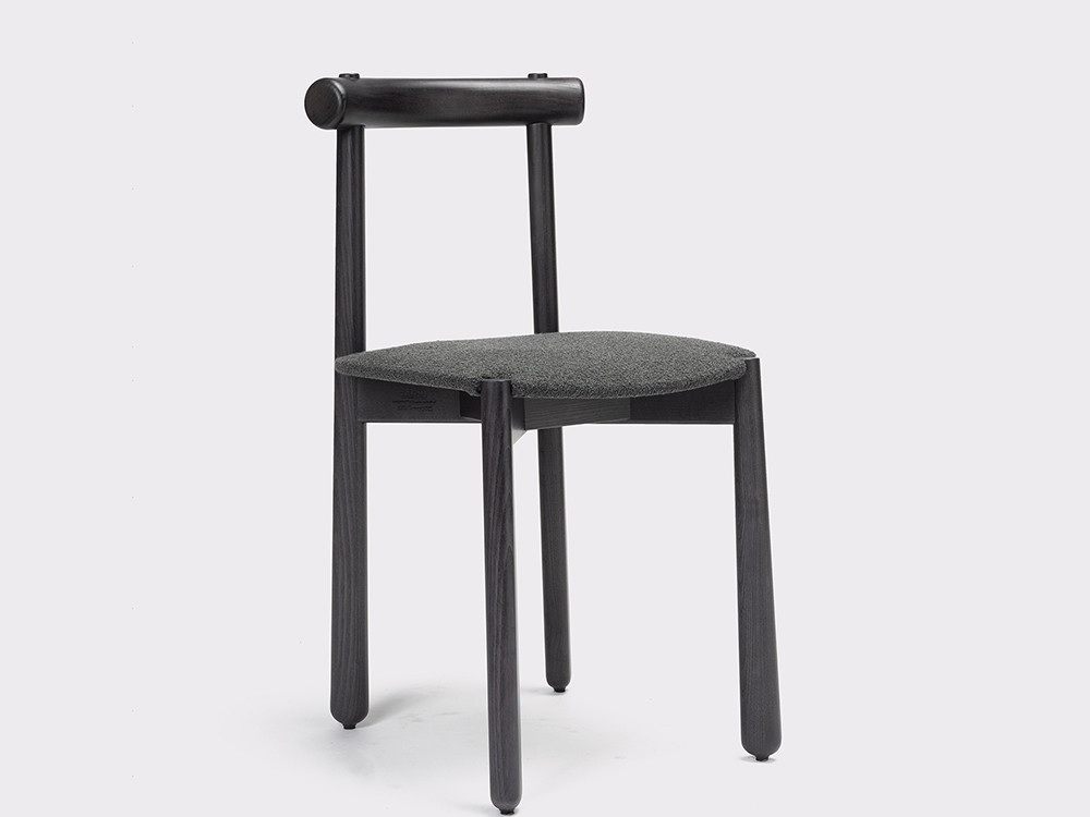 Sillas comedor madera: elegancia de inspiración oriental con la silla Mibu de Ondarreta tapizada