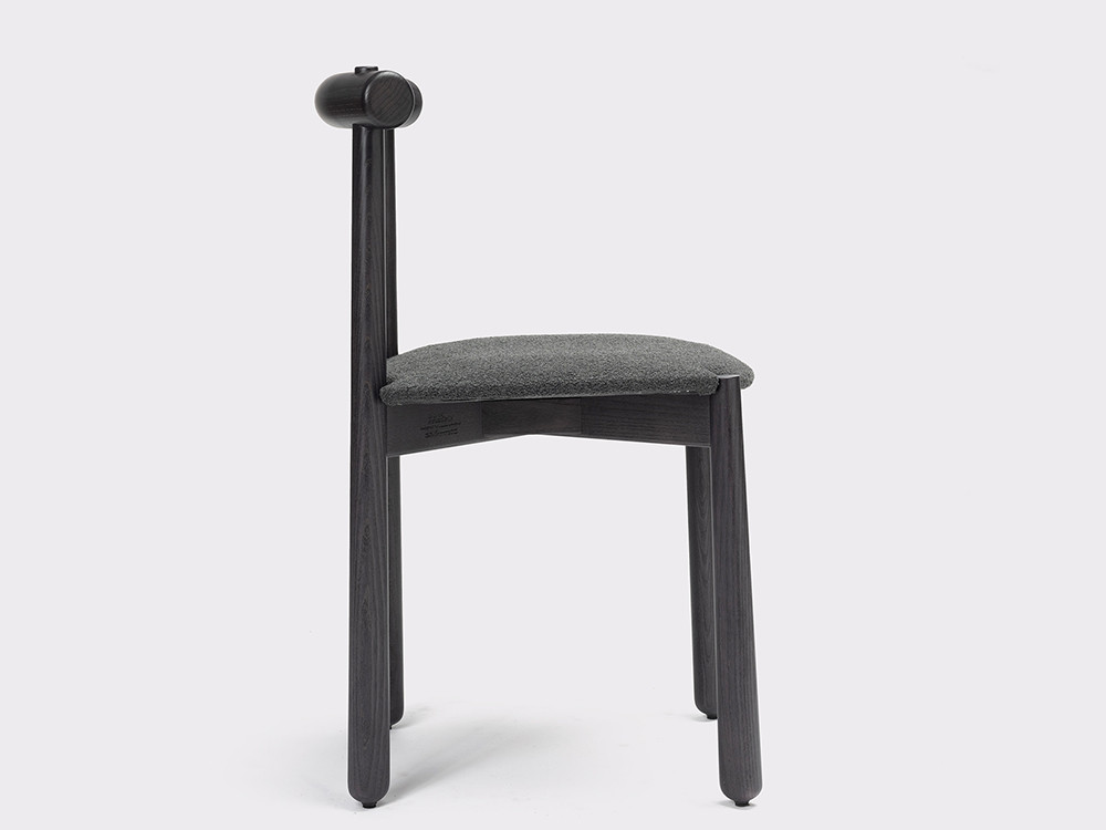 Detalle del asiento tapizado de la silla Mibu de Ondarreta: calidad premium en fresno macizo.