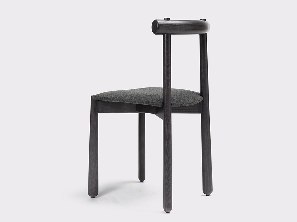 Silla de madera moderna: modelo Mibu de Ondarreta con tapicería de textiles seleccionados