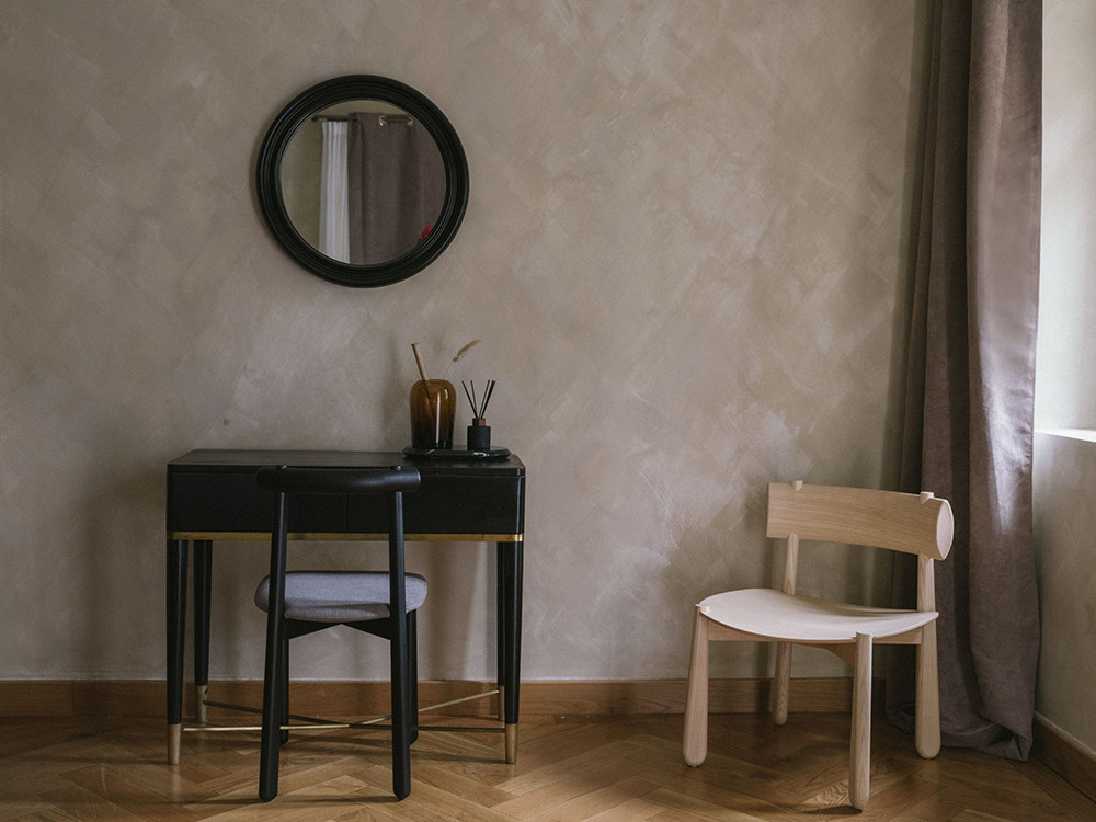 Silla de comedor de madera Mibu: acabado artesanal en fresno y textiles seleccionados de Ondarreta