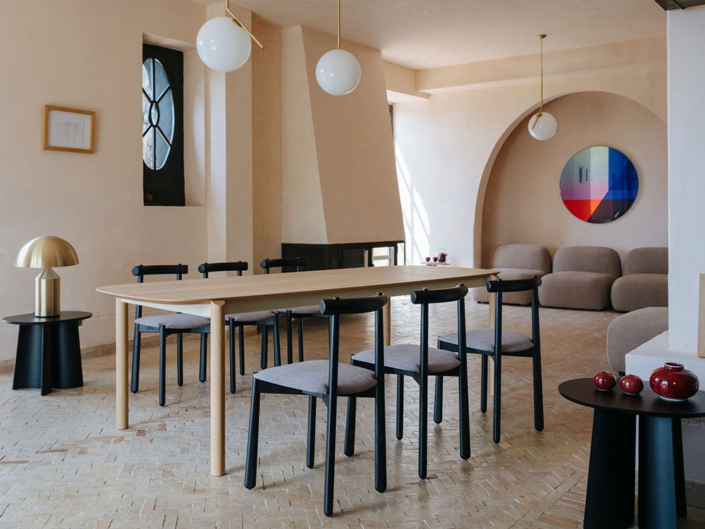 Estructura de fresno macizo y asiento textil de la silla Mibu personalizada Ondarreta.