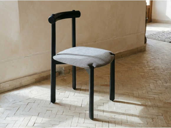 Silla Mibu Ondarreta tapizada: diseño personalizado en madera maciza de fresno con asiento textil.