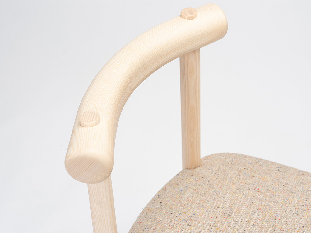 Sillas de maderas modernas Ondarreta: modelo Mibu, la fusión perfecta entre madera maciza de fresno y tapizado exclusivo