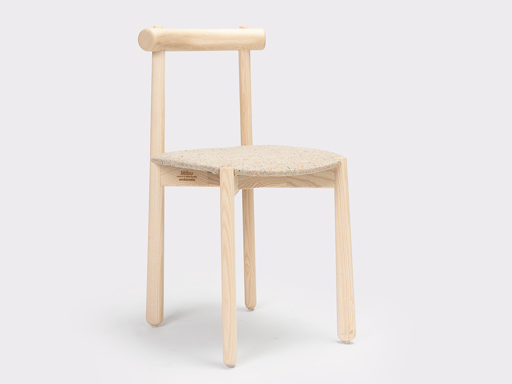 Silla Mibu de Ondarreta: ergonomía y estilo con tapizado personalizable en madera de fresno