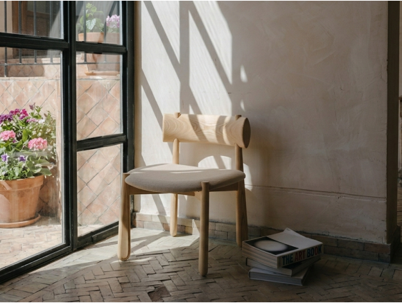 Silla lounge Mibu Ondarreta: diseño personalizado en madera de fresno tintada con clara inspiración japonesa