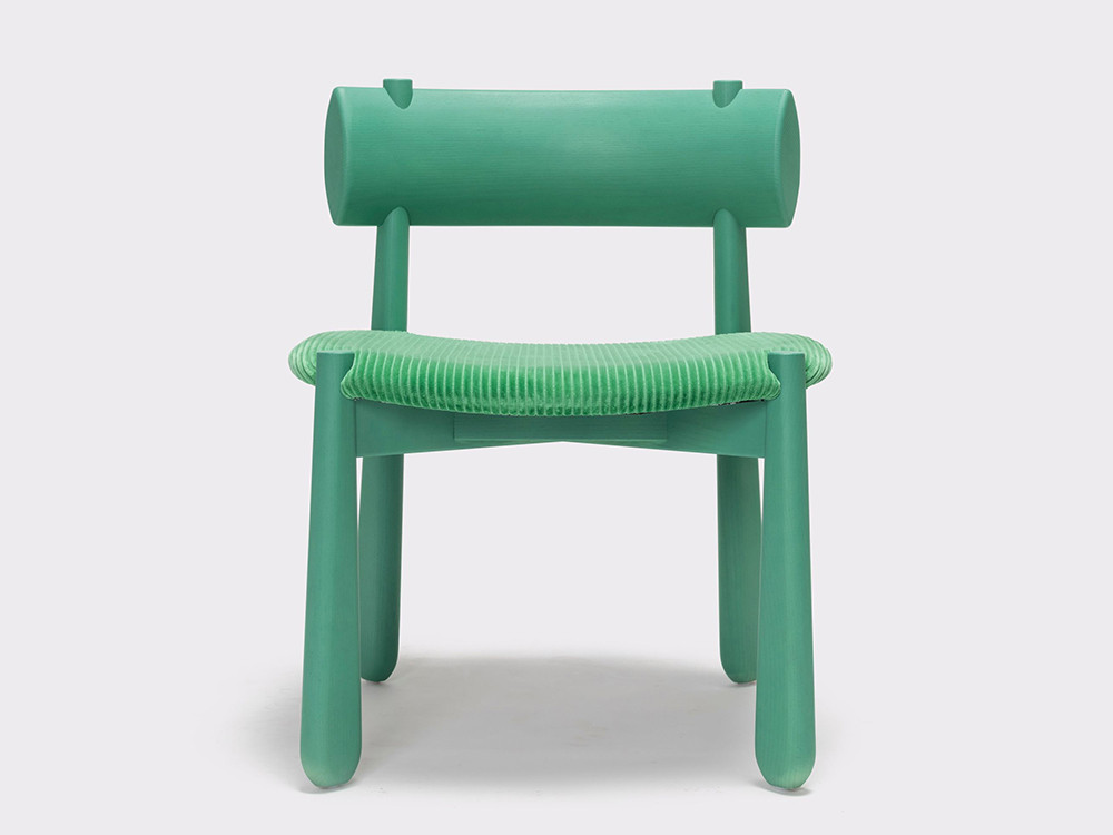 Detalle del asiento tapizado de la silla lounge Mibu personalizada con estructura de madera de fresno.