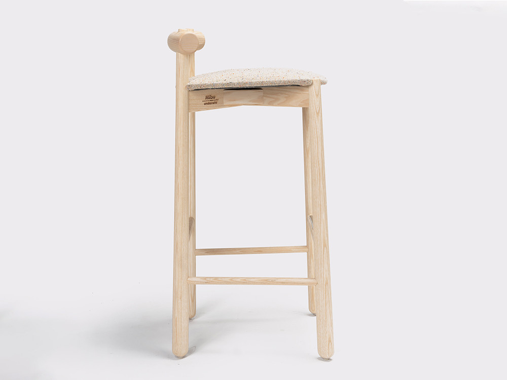 Taburetes para islas de cocina: modelo Mibu de Ondarreta en dos alturas y madera noble