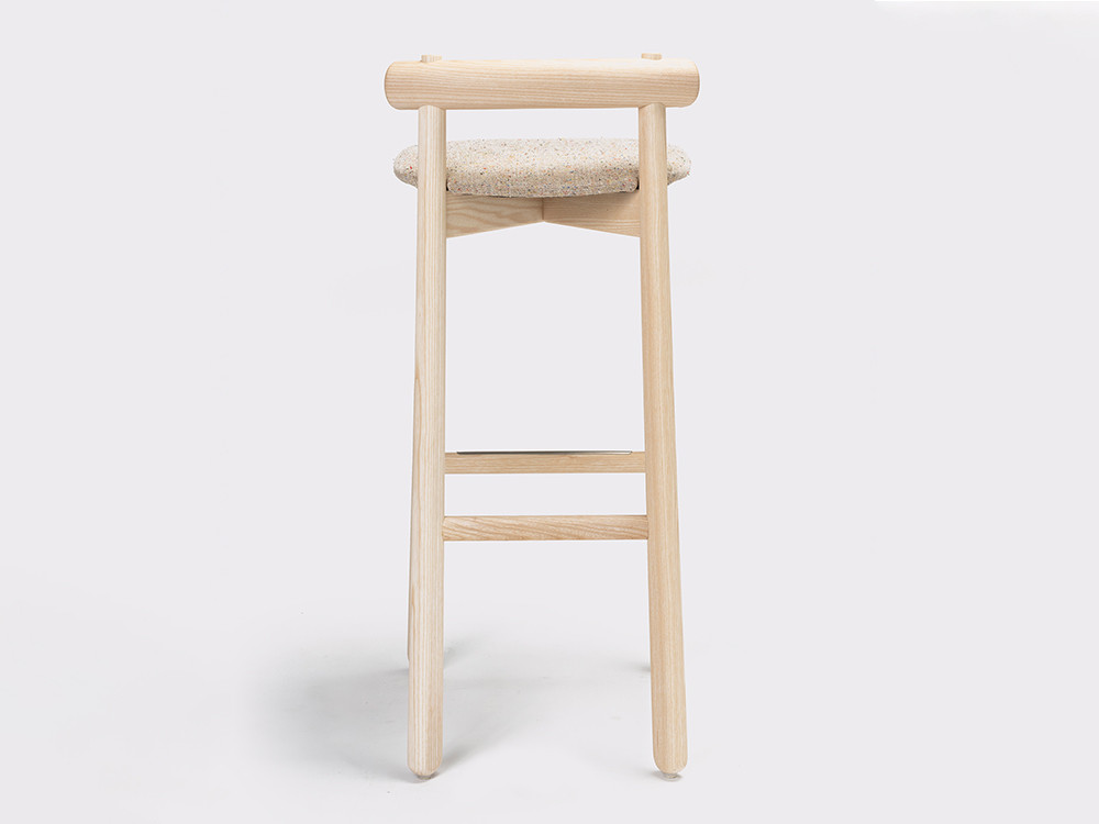 Detalle de la estructura de madera de fresno del taburete Mibu personalizado de Ondarreta.