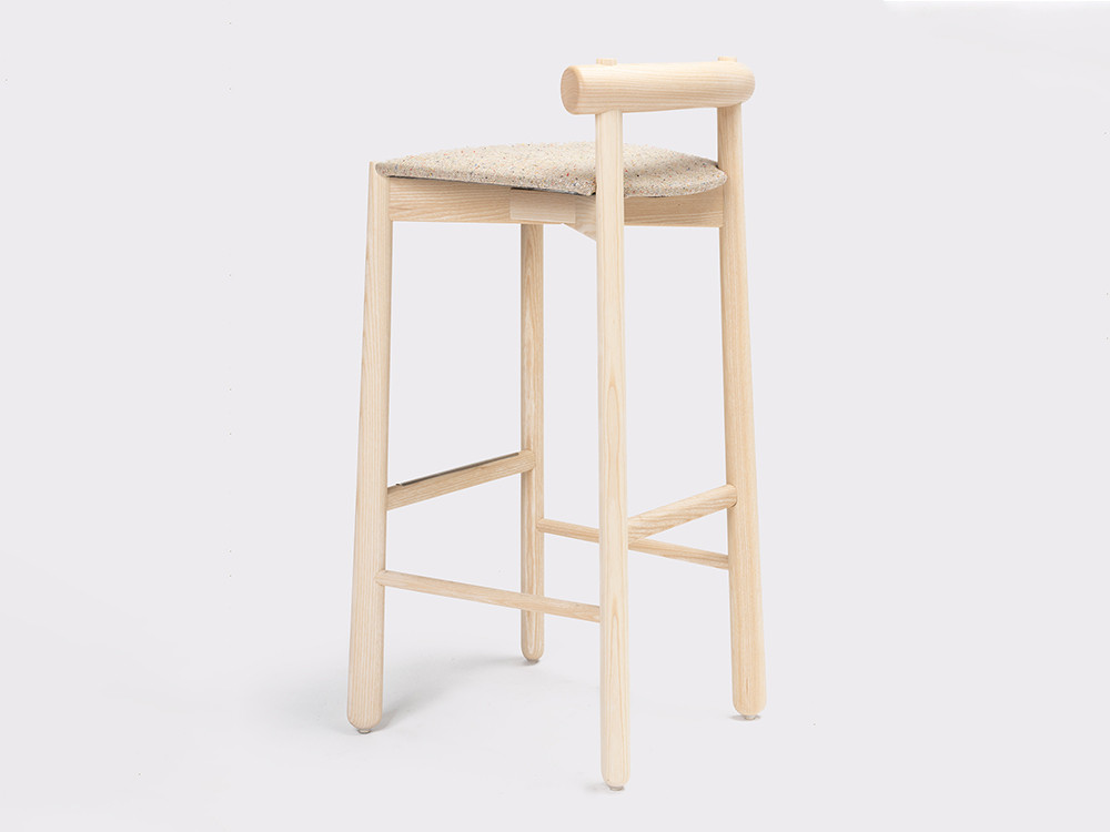 Taburetes de diseño Mibu: estructura de fresno y asiento tapizado en tejidos seleccionados.
