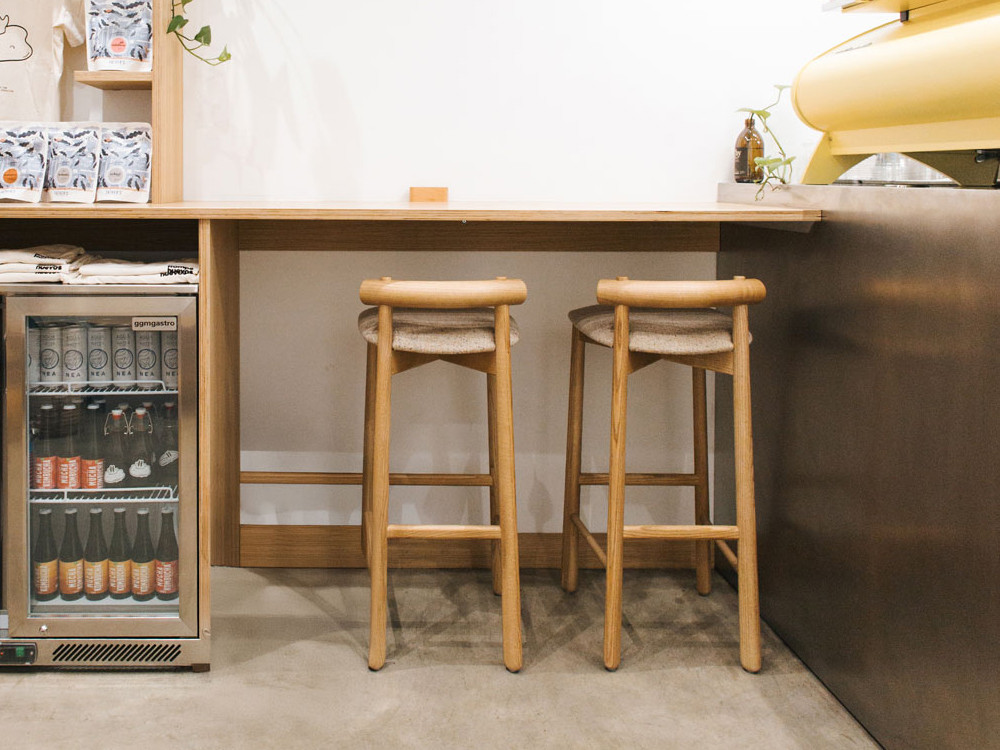 Taburetes de diseño para cocina: el modelo Mibu de Ondarreta destaca por su ergonomía y calidez textil.