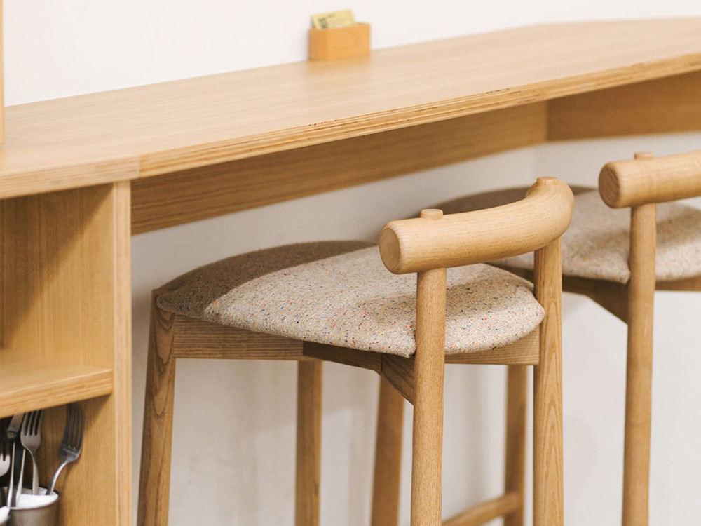 Taburete cocina diseño Mibu: la elegancia de Ondarreta en madera de fresno disponible en dos alturas