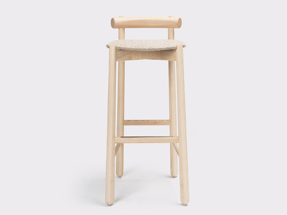Taburete bar Mibu: versatilidad en dos alturas y calidad premium en madera de fresno de Ondarreta