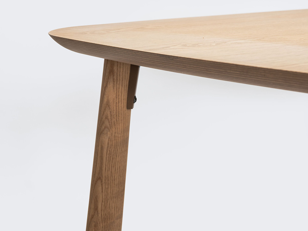 Muebles Ondarreta: mesa de comedor Mibu en madera natural de fresno, una solución versátil en varias medidas.
