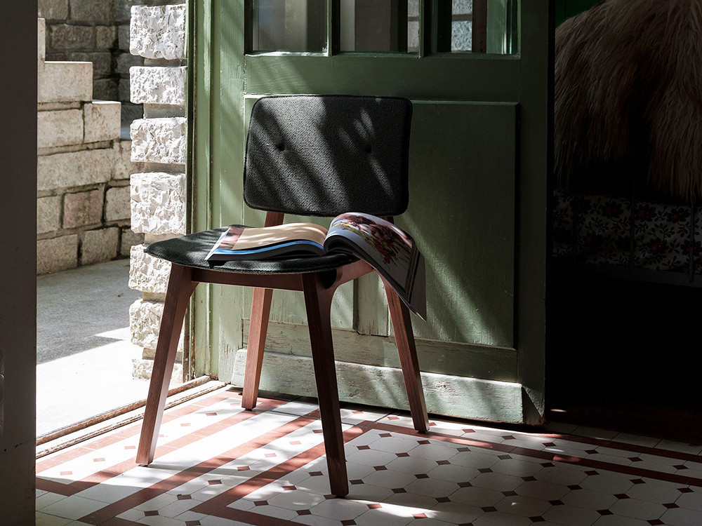 Silla Mikado de Ondarreta: diseño personalizado en madera de haya tintada con asiento y respaldo tapizados