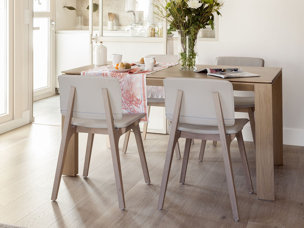 Mobel 6000: exclusividad con la silla de comedor Mikado, mobiliario de diseño en haya tintada y textiles premium