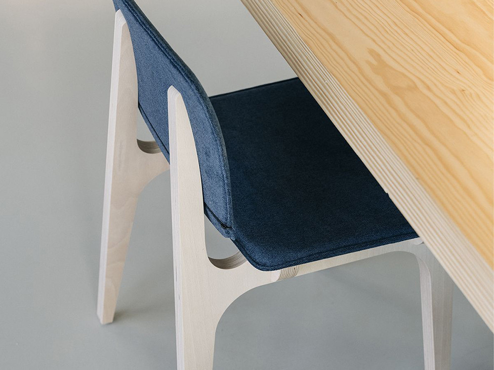 Detalle de la estructura de madera de haya tintada de la silla Mikado personalizada de Ondarreta