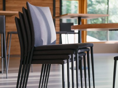 Silla Moka personalizada: confort tapizado y practicidad apilable con la calidad de Ondarreta