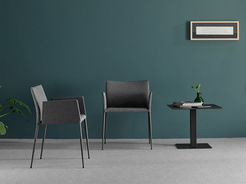 Silla tapizada con brazos Moka