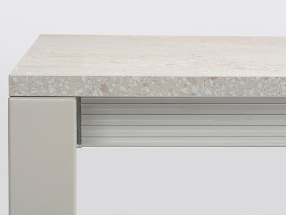 Mobel 6000: mesa Punto de Ondarreta, mobiliario exclusivo con patas de acero y diseño personalizado