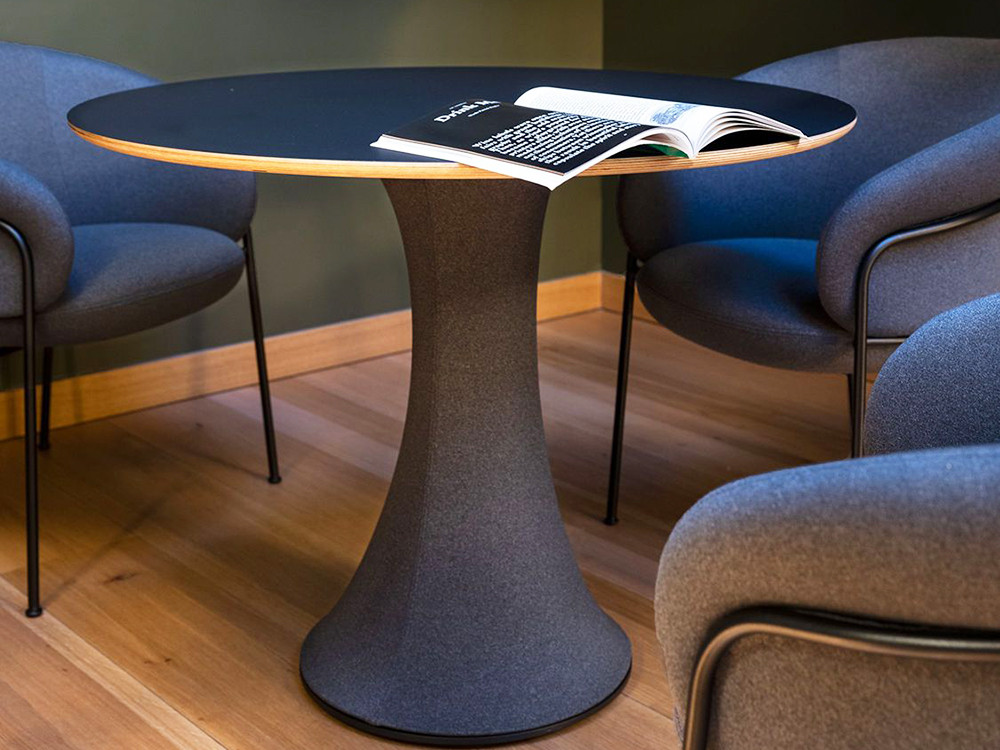 Mesa de comedor redonda moderna Sako: acabado en laminado resistente y base de acero con funda textil de Ondarreta