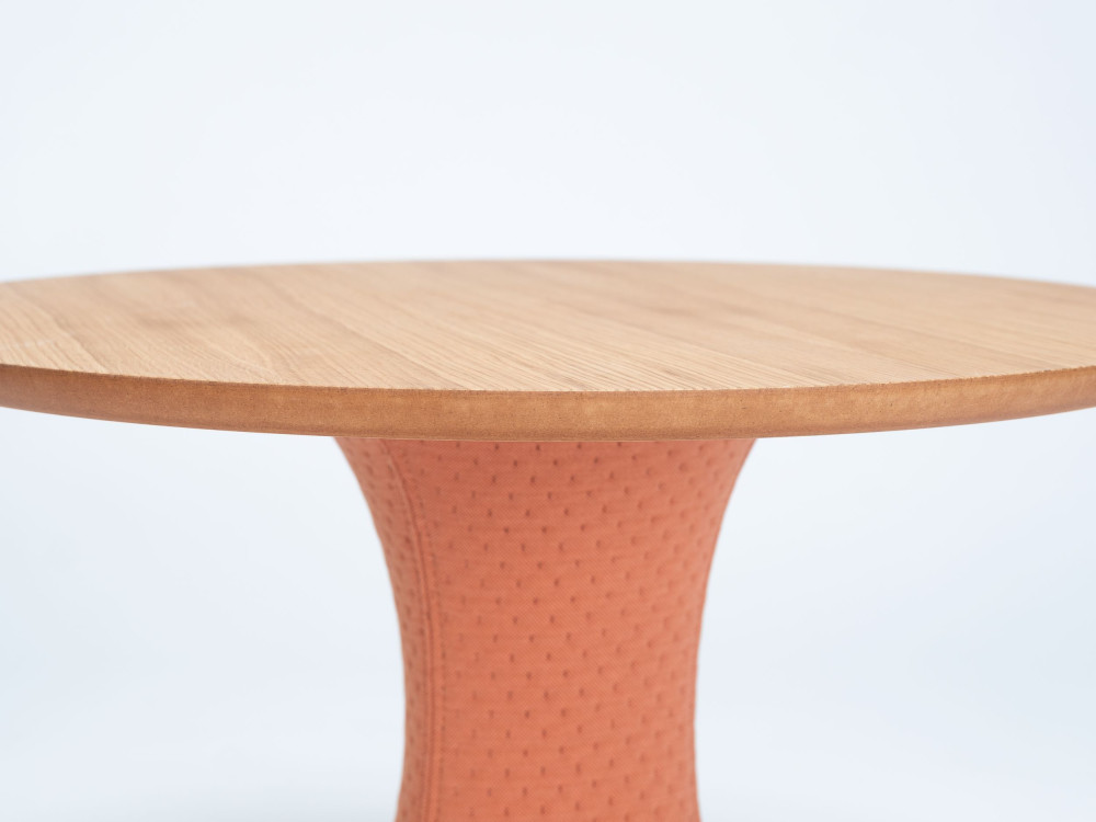 Mobel 6000: exclusividad con la mesa Sako de Ondarreta, pie central tapizado y sobre laminado o de chapa de roble