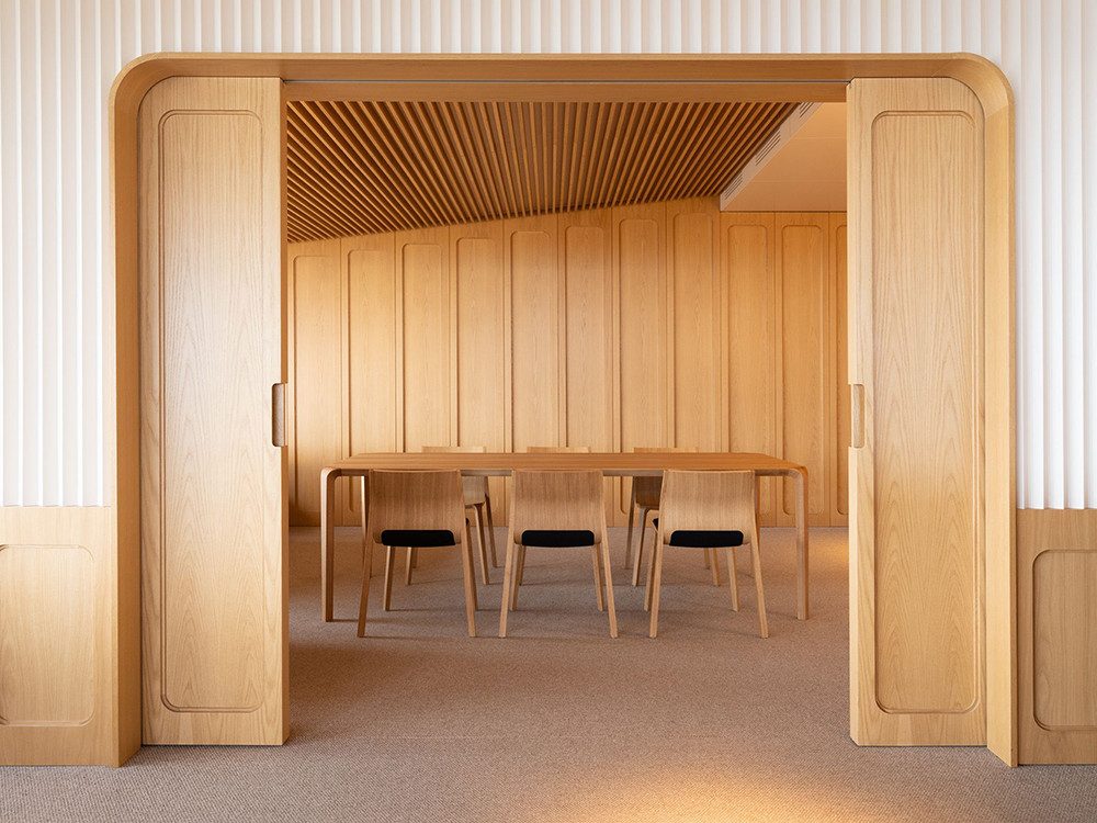 Silla apilable de madera de roble Silu