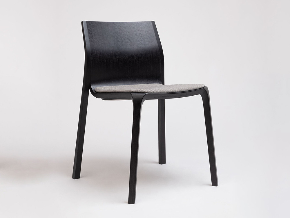 Silla Silu de Ondarreta: diseño personalizado en madera de roble tintado para comedores modernos