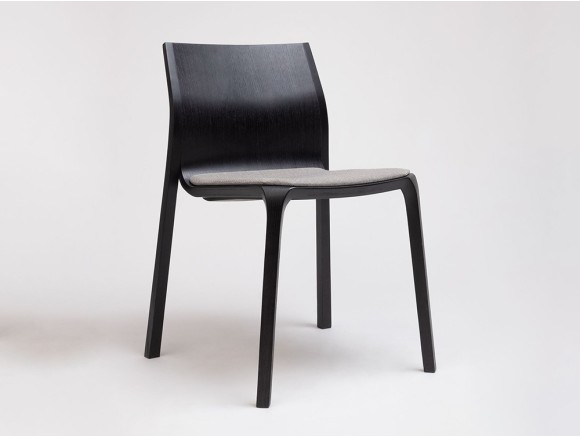 Silla Silu de Ondarreta: diseño personalizado en madera de roble tintado para comedores modernos