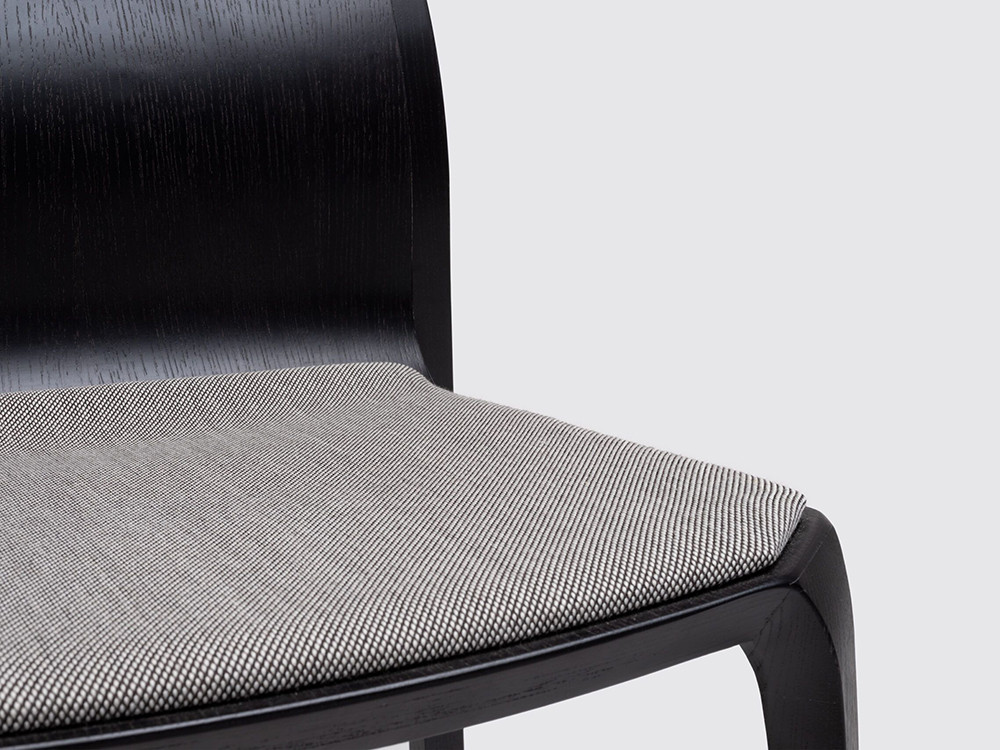 Mobel 6000: exclusividad con la silla Silu de Ondarreta, mobiliario en madera de roble de alta calidad