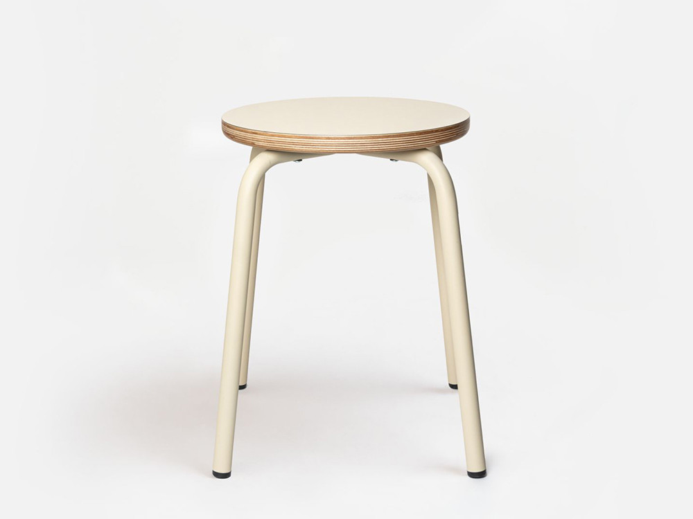 Taburete bajo Tam de Ondarreta: diseño personalizado con asiento de roble tintado y patas de acero para cocinas modernas