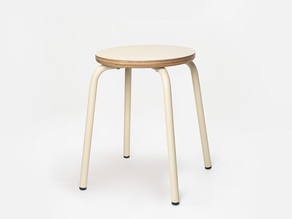 Taburetes de diseño Tam de Ondarreta: versatilidad y estilo con estructura metálica y asiento de madera premium