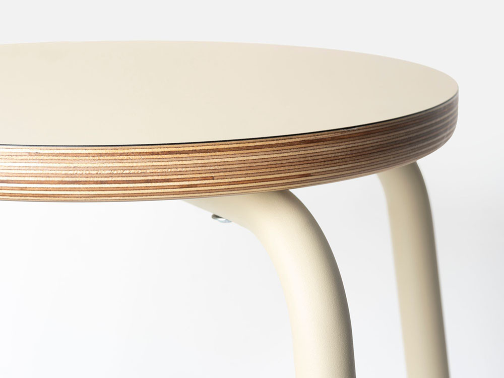 Detalle del asiento en madera de roble del taburete bajo Tam: la calidez de Ondarreta en tu isla de cocina