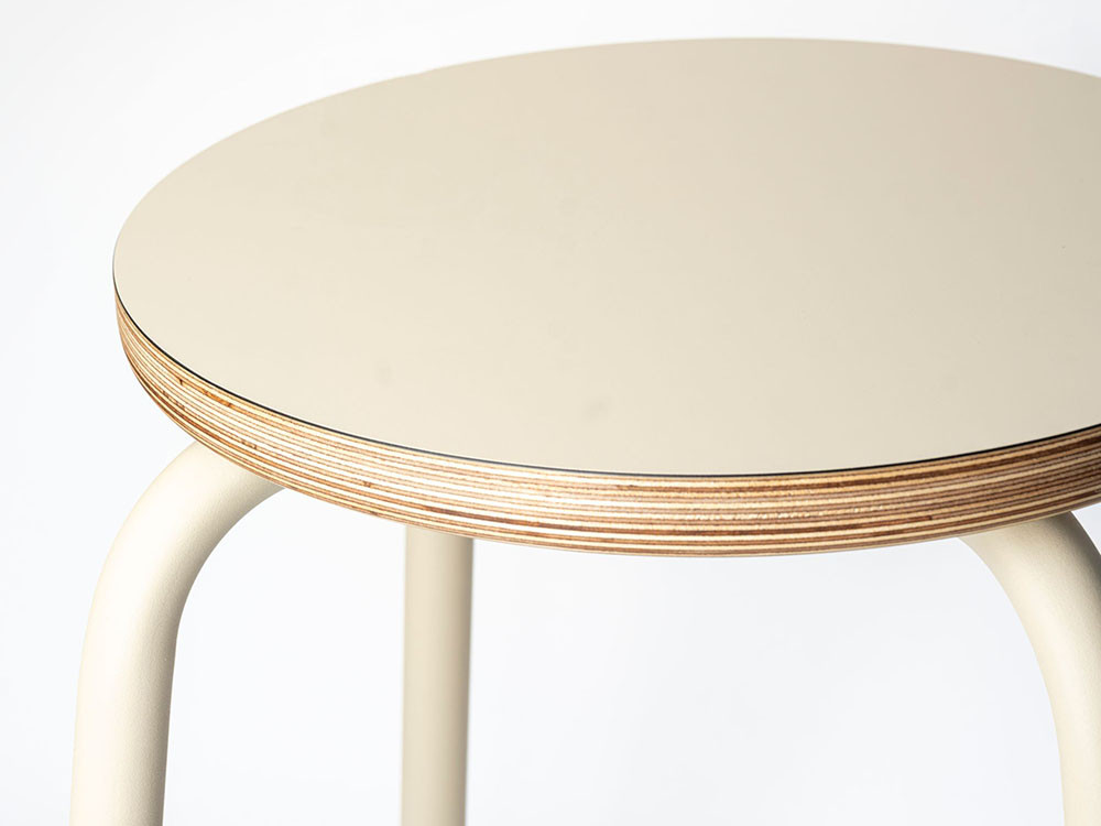 Taburete Tam Ondarreta: superficie de Arpa Fenix de alta resistencia y diseño ergonómico sobre patas de acero