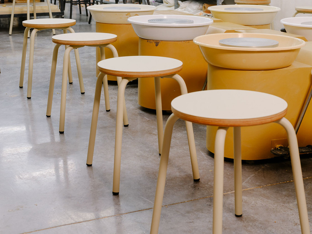 Taburetes para islas de cocina: modelo Tam de Ondarreta con estructura de acero y asiento en roble o Fenix