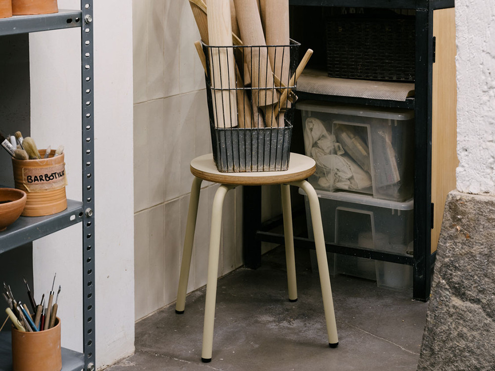 Taburete cocina diseño Tam: elegancia funcional con acabado en Arpa Fenix sobre contrachapado de Ondarreta