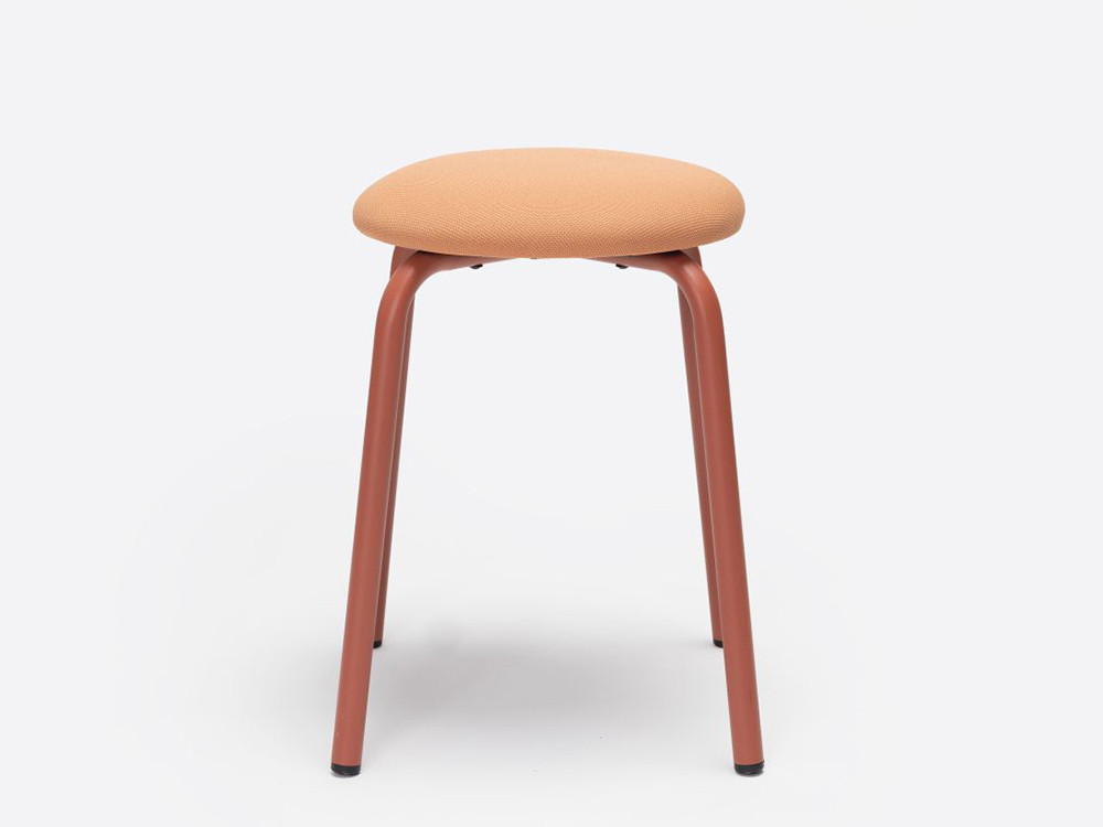 Taburete bajo Tam Ondarreta: diseño personalizado con asiento tapizado para cocinas y salones modernos