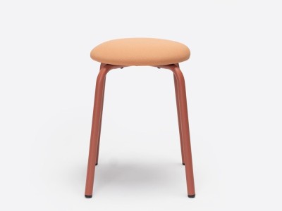 Taburete bajo Tam Ondarreta: diseño personalizado con asiento tapizado para cocinas y salones modernos